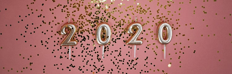 Balões no formato de números formando "2020"