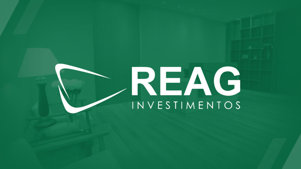 Foto verde de sala com o texto "Reag Investimentos"