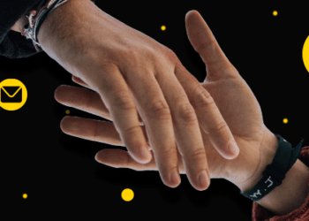 Pessoas de mãos dadas em fundo preto com bolhas amarelas mostrando ícones de redes sociais