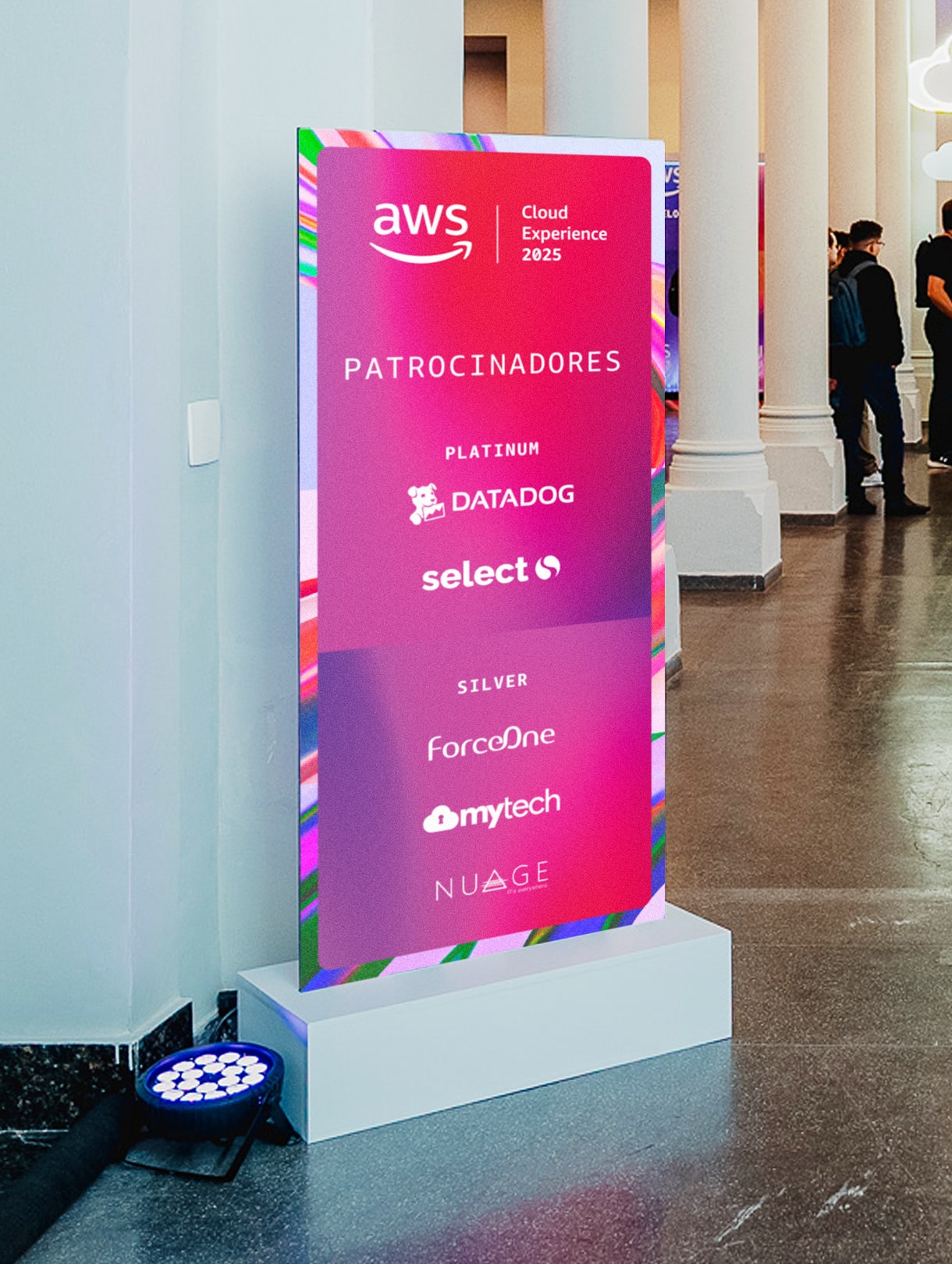 lab212_Portfolio_AWS Cloud Experience25_identidade do evento_Totem patrocinadores-min