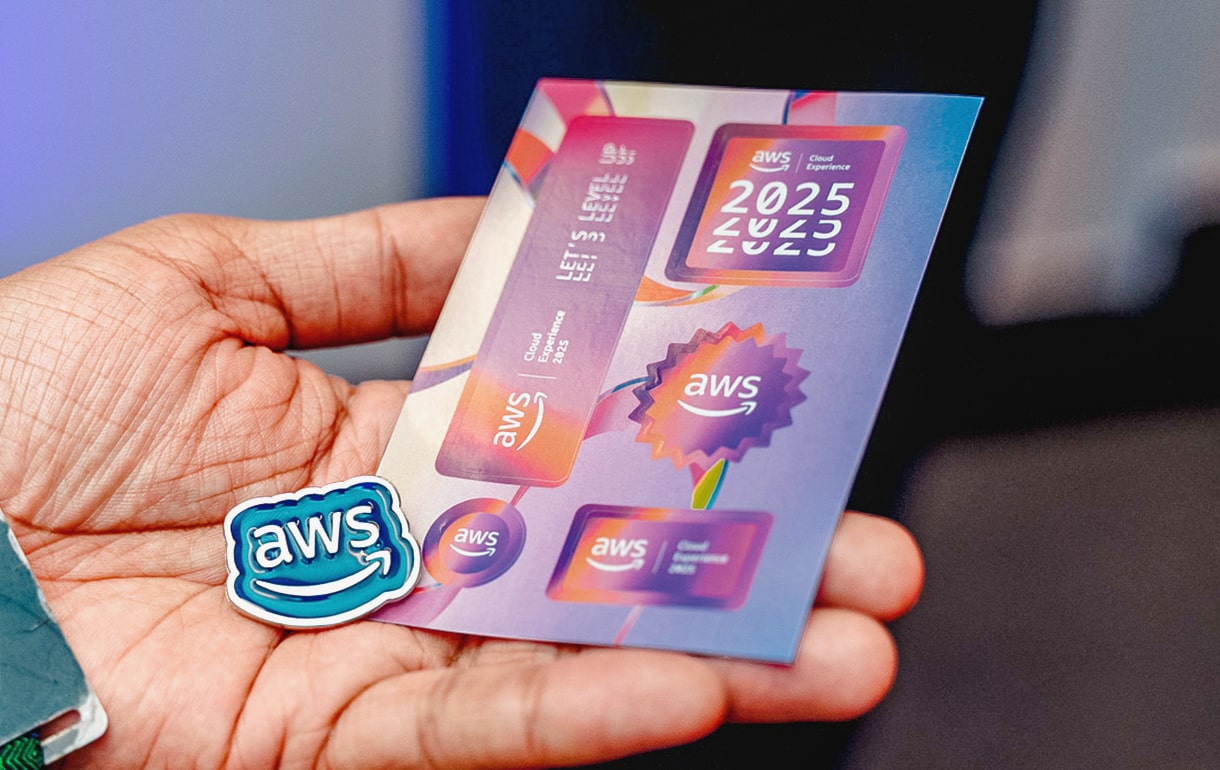 lab212_Portfolio_AWS Cloud Experience25_identidade do evento_adesivos e pin-min