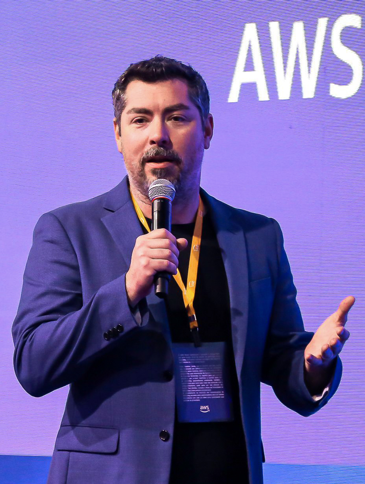 lab212_Portfolio_AWS Retail Symposium_Mosaico-Eric apresentando