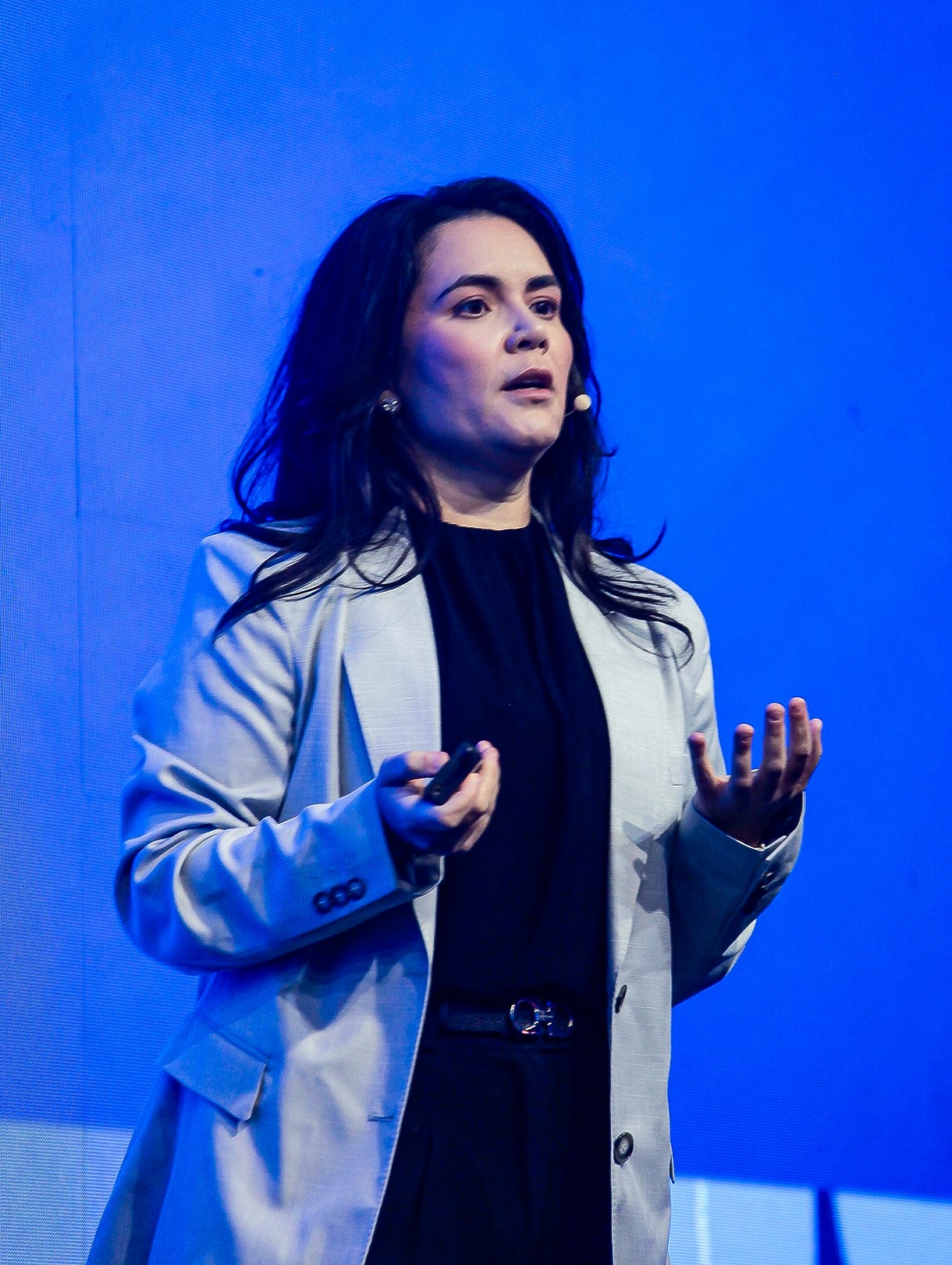 lab212_Portfolio_AWS Saas Forum 25_Mosaico-Juliana apresentando-min